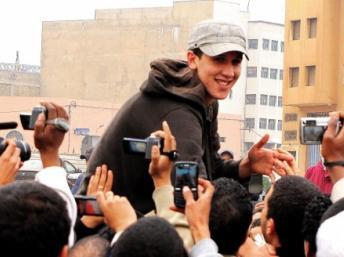 Mouad Belghouat porté en triomphe le jour de sa libération le 12 janvier 2012. © L7a9ed/Wikipédia