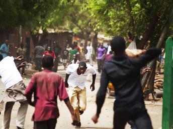 Affrontements entre pro et anti-junte à Bamako le 29 mars 2012. REUTERS/Malin Palm