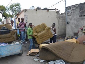 Brazzaville, le 8 mars 2012, des habitants récupèrent des objets personnels dans leurs habitations dévastées. © AFP/Patrick Fort