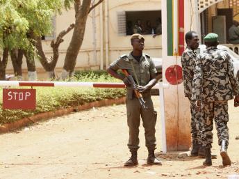 Soldats en faction dans el camp militaire de Kati d'où est partie la rébellion. La Cédéao craindrait que des militaires défaits en fuite vers Bamako viennent grossir les rangs des hommes en colère de la capitale. Reuters/Luc Gnago