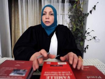Maître Zahia Mokhtari a donné une conférence de presse dimanche à Alger, le 1er avril 2012. AFP/Farouk Batiche