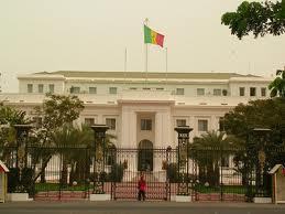 Palais de la République: Les initiales de Wade (AW) rayées du drapeau national au profit de celles de Macky Sall (MS)