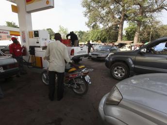 Dans la capitale malienne, les populations sont inquiètes et craignent des pénuries notamment en ce qui concerne les hydrocarbures. Les stations d’essence ont été prises d’assaut par des automobilistes. REUTERS/Luc Gnago