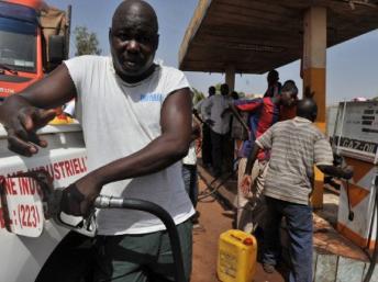Bamako, 3 avril 2012. Les habitants de la capitale malienne font des réserves d'essence et ont retiré leur argent des banques en prévision de l'embargo décidé par la Cédéao. © Issouf Sanogo/AFP