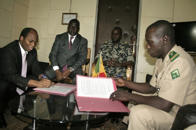 Mali: la junte et la Cédéao concluent un transfert de pouvoir