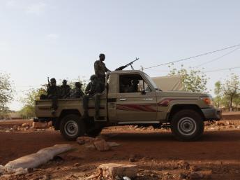 Des soldats de la junte patrouillent à Kati, à l'extérieur de Bamako. REUTERS/Luc Gnago