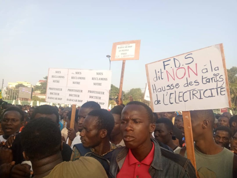 Marche contre la hausse de l'électricité: des étudiants exigent la libération de leurs camarades