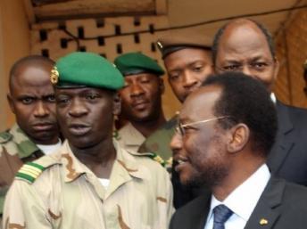 Le président de l'Assemblée nationale malienne Dioncounda Traoré (d), le futur président de transition, et le chef de la junte, le capitaine Sanogo. AFP/HABIBOU KOUYATE