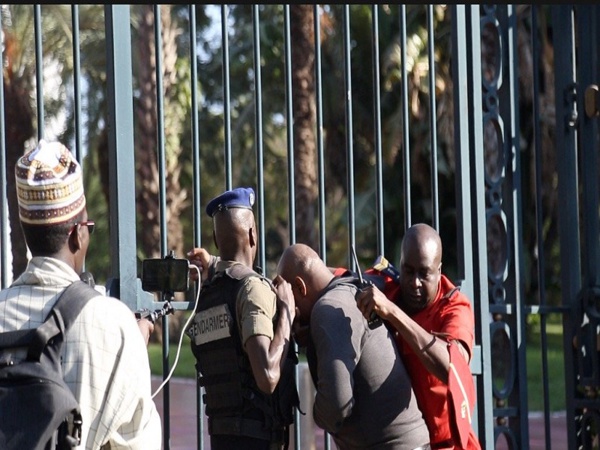 URGENT - Dr Babacar Diop et 4 autres personnes libérés, Guy Marius et 2 autres restent en prison URGENT - Dr Babacar Diop et 4 autres personnes libérés, Guy Marius et 2 autres restent en prison