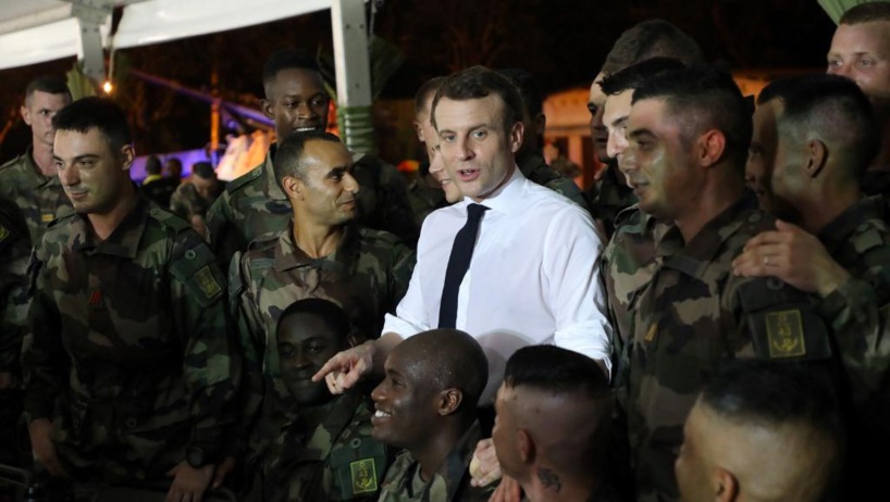 Le président français Emmanuel Macron avec les troupes françaises en Côte d'Ivoire au camp de Port Bouët, le 20 décembre 2019. © Ludovic MARIN / AFP