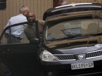 Henry Okah quittant le tribunal de Johannesburg. Reuters