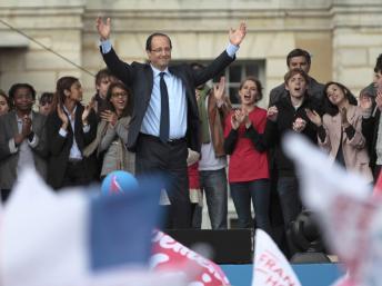 François Hollande, le candidat socialiste à la présidentielle devant le château de Vincennes, le 15 avril 2012. Reuters/Charles Platiau