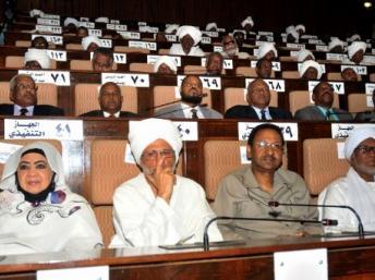 Le Premier ministre soudanais assiste à une session du Parlement à Khartoum pour discuter de la situation de la région pétrolifère de Heglig, le 16 avril 2012. AFP/Ebrahim HAMID