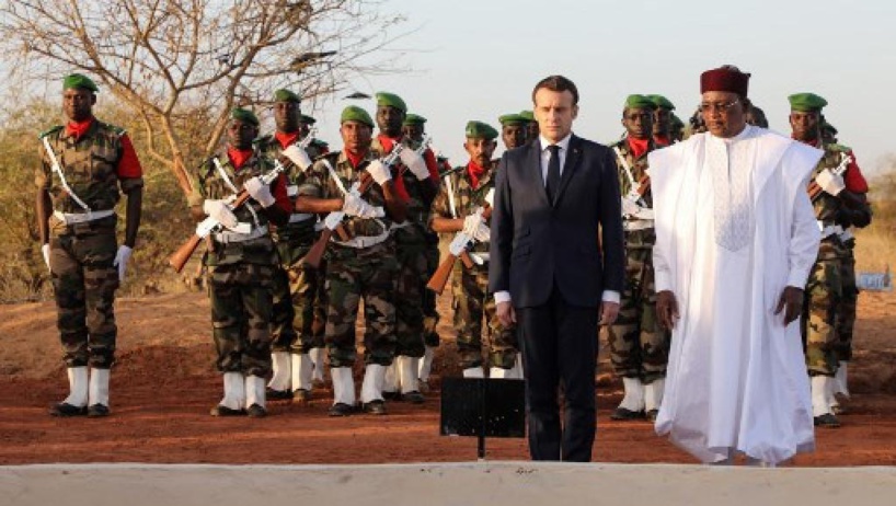 Au Niger, Macron s'incline devant les sépultures des militaires tombés à Inates Au Niger, Macron s'incline devant les sépultures des militaires tombés à Inates