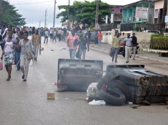 Les affrontements entre étudiants et police ont débordé le cadre du campus au détriment des rues de Libreville, le 18 avril 2012. AFP/Tiphaine Saint-Criq