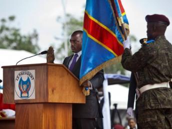 Prestation de serment de Joseph Kabila. Un seul chef d'Etat étranger était présent, Robert Mugabe, lui aussi boudé par la communauté internationale en raison d'élections également controversées dans son pays, le 20 décembre 2011. AFP/GWENN DUBOURTHOUMIEU