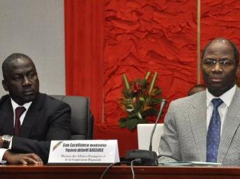Le ministre des Affaires étrangères Djibrill Bassolé et le ministre ivoirien de l’intégration africaine Adama Bictogo, à la réunion de Ouagadougou, le 15 avril 2012. Photo AFP / Ahmed Ouoba