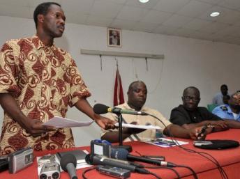 Artur Sanha, président de la réunion entre la junte et les principaux partis d'opposition de Guinée-Bissau, lit l'accord de transition politique lors d'une conférence de presse, le 18 avril 2012 à Bissau. AFP / Seyllou