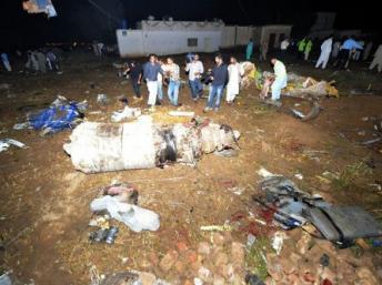 Les secours et la presse sont présents sur le site où l'avion privé pakistanais de la compagnie aérienne Bhoja s'est écrasé, près d'Islamabad, ce vendredi 20 avril 2012. AFP / Aamir Qureshi