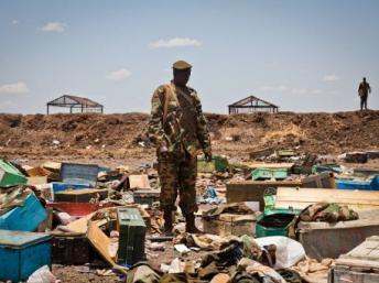 Un soldat du SPLA parmi les décombres d’une base des Forces armées soudanaises (SAF) dans Heglig, le 17 avril 2012. Photo AFP/ Adriane O’Hanesian