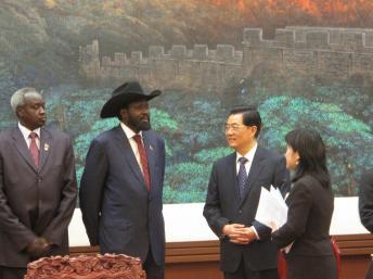 Le président sud-soudanais, Salva Kiir (centre gauche) est reçu par son homologue chinois, Hu Jintao (centre droite) au Palais du peuple, le 24 avril 2012. RFI/Stéphane Lagarde