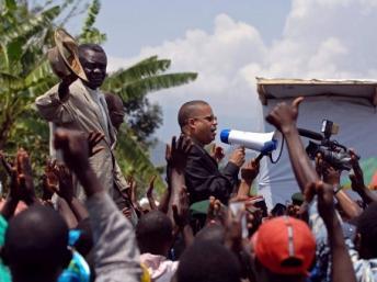 Jean-Claude Muyambo (tenant un mégaphone) en 2007. AFP PHOTO / LIONEL HEALING