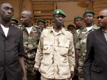 Pour les opposants au nouveau gouvernement, la réalité du pouvoir est toujours entre les mains du capitaine Sanogo et du comité militaire. REUTERS/Joe Penney