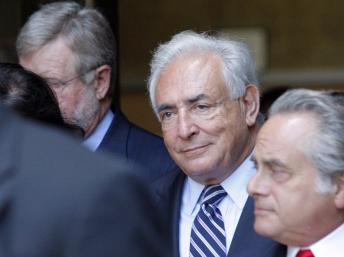 DSK (centre) en compagnie de ses deux avocat s, à la sortie du tribunal de Manhattan, à New York, le 23 août 2011. REUTERS/Kena Betancur