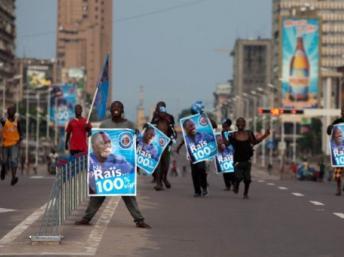Des supporters du président sortant Joseph Kabila fêtent la victoire de leur candidat dont la réélection vient d'être annoncée, le 9 décembre 2011. AFP/GWENN DUBOURTHOUMIEU