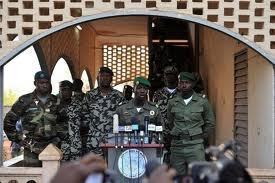 Mali: l’ex-junte dit avoir pris le dessus après des affrontements meurtriers à Bamako