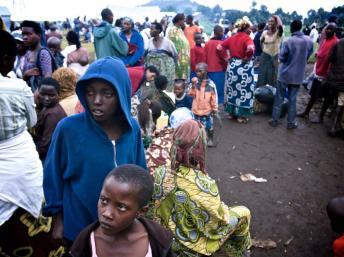 Les Congolais qui fuient le Nord-Kivu et les combats entre l'armée loyaliste et les «rebelles» de Bosco Ntaganda se pressent à la frontière rwandaise, dans le camp de Nakamira, le 2 mai 2012. REUTERS/Graham Holliday