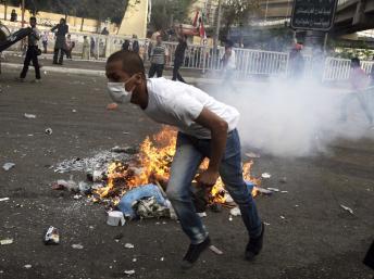 De violents affrontements ont eu lieu aux abords du ministère égyptien de la Défense, ce vendredi 4 mai 2012. Un couvre-feu a été décrété. REUTERS /Asmaa Waguih