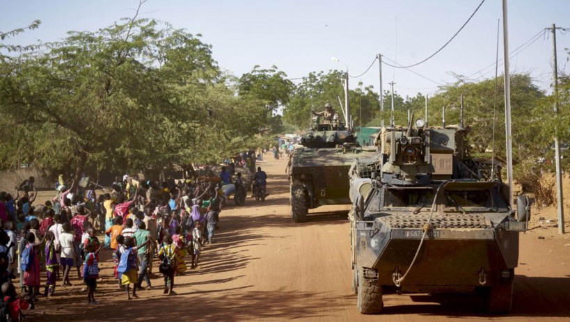Des soldats de l'armée française appartenant à la force Barkhane patrouillent dans le village de Gorom-Gorom dans des véhicules blindés lors d'une opération dans le nord du Burkina Faso, le 14 novembre 2019. AFP/Michèle Cattani