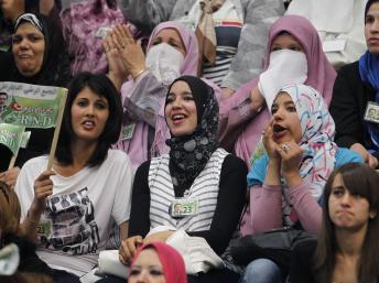 Dans un meeting du RND (Rassemblement national démocratique), mouvement du Premier ministre Ahmed Ouyahia, à Alger, le 5 mai 2012. REUTERS/Louafi Larbi