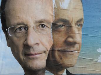 Les affiches officielles des candidats à la présidentielle française 2012, François Hollande (PS) (gauche) et de Nicolas Sarkozy (UMP). Reuters/Philippe Wojazer