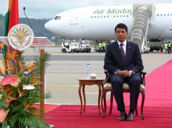 Andry Rajoelina, président de la Haute autorité de la transition, devant un nouvel Airbus de la compagnie Air Madagascar, le 12 avril 2012, à l'aéroport d'Antananarivo RFI/Marie Audran