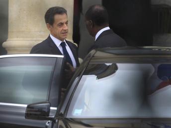 Le président sortant Nicolas Sarkozy (g) et le président ivoirien Alassane Ouattara (d) après un entretien, au lendemain de la victoire de François Hollande à la présidentielle, lundi 7 mai 2012. Reuters / Yves Herman
