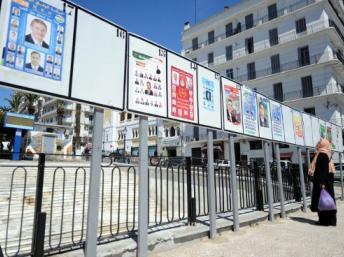 Alger est tapissée de panneaux électoraux pour le scrutin législatif du 10 mai. 21,6 millions d'électeurs sont inscrits sur les listes électorales et 500 observateurs étrangers seront présents. AFP/Farouk Batiche