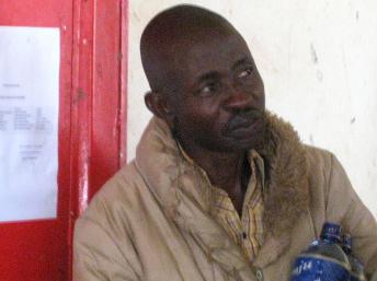 Le journaliste burundais de RFI swahili, Hassan Ruvakuki, le jeudi 5 janvier 2012, au tribunal de grande instance de Cankuzo. RFI/Esdras Ndikumana