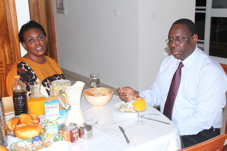 PHOTOS: Le président Macky Sall au petit déjeuner avec Marième Faye devant son bol de "lakh*"