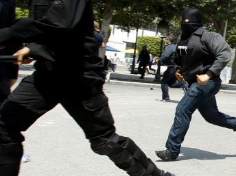 La police tunisienne pourchasse les manifestants anti-gouvernementaux à Tunis, le 6 mai 2011. REUTERS/Zoubeir Souissi