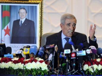 Dahou Ould Kablia, le ministre algérien de l'Intérieur annonce la nette victoire du FLN aux législatives alors que les islamistes ont subi un revers, Alger, le 11 mai 2012.