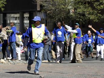 Jets de pierre des membres de l’Alliance démocratique lors de la manifestation de Johannesbourg, le 15 mai 2012. REUTERS/Siphiwe Sibeko