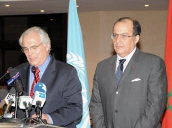 L'envoyé spécial de l'ONU pour le Sahara occidental Christopher Ross (G), ici en compagnie de l'ex-ministre des Affaires étrangères marocain, Taïeb Fassi-Fihri en mars 2010 AFP PHOTO/Abdelhak Senna