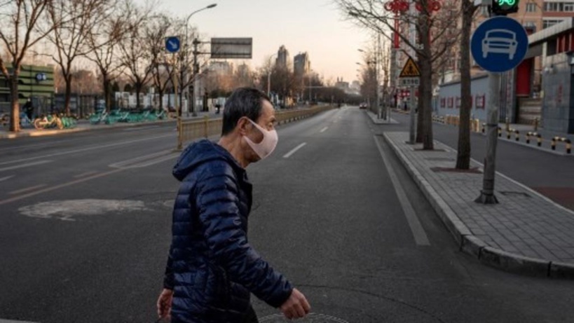 Un homme dans une rue déserte de la ville de Wuhan. Le 31 janvier 2020. NICOLAS ASFOURI / AFP