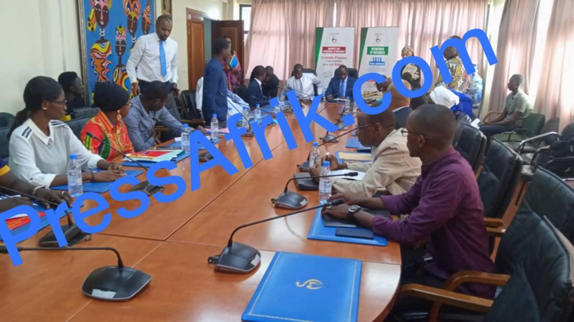 Sénégal-En Images: le ministre de la Santé reçoit les parents des étudiants coincés en Chine Sénégal-En Images: le ministre de la Santé reçoit les parents des étudiants coincés en Chine