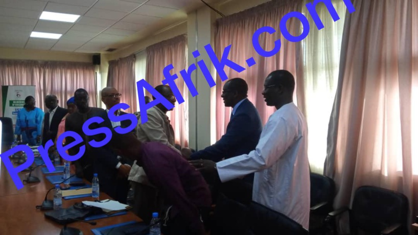 Sénégal-En Images: le ministre de la Santé reçoit les parents des étudiants coincés en Chine Sénégal-En Images: le ministre de la Santé reçoit les parents des étudiants coincés en Chine