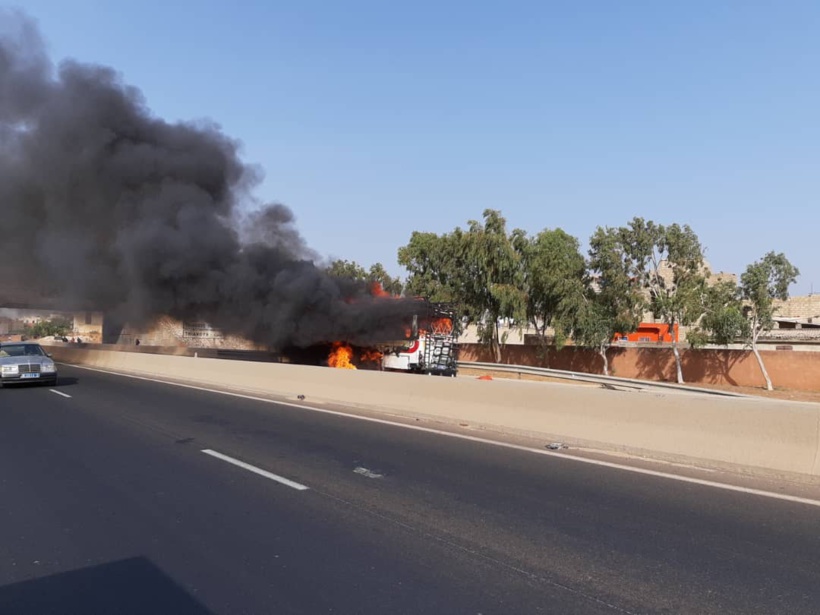 #AlerteTrafic - Un véhicule en feu sur l'Autoroute de l'Avenir à hauteur de Thiaroye
