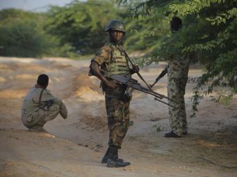 Un soldat ougandais de l'Amisom avec des troupes de l'armée somalienne lors d'une précédente offensive contre les shebabs. Reuters/Stuart Price/Handout