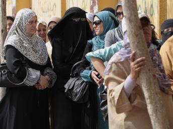 Des Egyptiennes font la queue devant un bureau de vote du Caire, le 23 mai 2012. REUTERS/Ammar Awad
